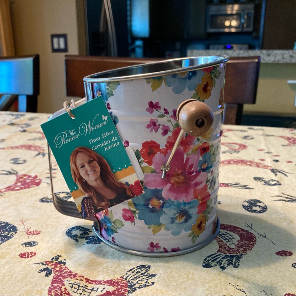 Pioneer Woman Breezy Blossom Flour Sifter